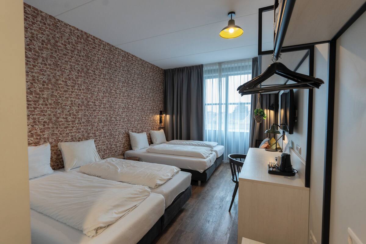 family room (farmhouse room 6) | 1 bedroom, in-room safe, desk, soundproofing