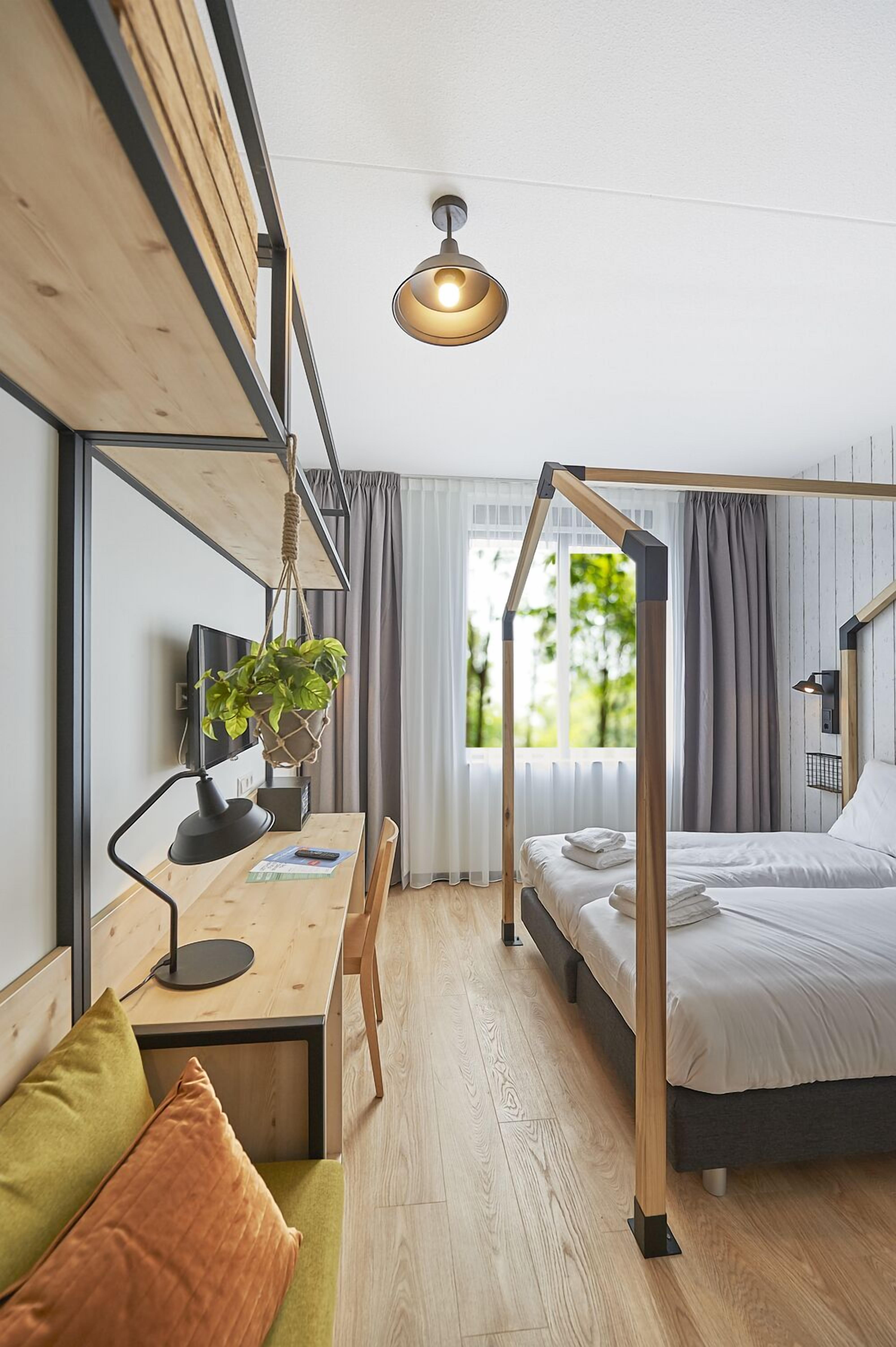 Kamer, 1 twee- of 2 eenpersoonsbedden, 2 eenpersoonsbedden (Greenhouse Room 2) | Een kluis op de kamer, een bureau, geluiddichte muren