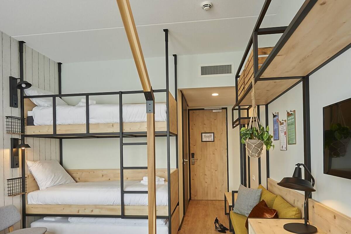 ห้องแฟมิลี่ (Greenhouse Room 5) | ตู้นิรภัยในห้องพัก, โต๊ะทำงาน, ห้องเก็บเสียง, เตารีด/โต๊ะรีดผ้า