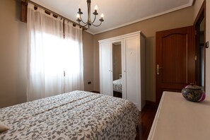 2 dormitoris, planxa i posts de planxar i un bressol de viatge 