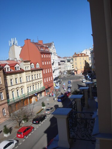 Große Wohnung im Jugendstil. Genießen Sie die Atmosphäre des 19. Jahrhunderts