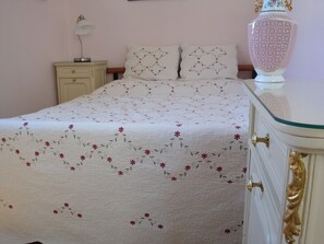 2 slaapkamers, een bureau, wifi, beddengoed