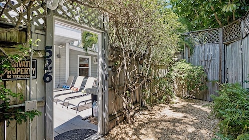 **AMERICANA TROPICALE @ OLD TOWN** Home & Pool by Duval + LAST KEY SERVICES...