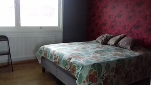 3 habitaciones, tabla de planchar con plancha, wifi y ropa de cama