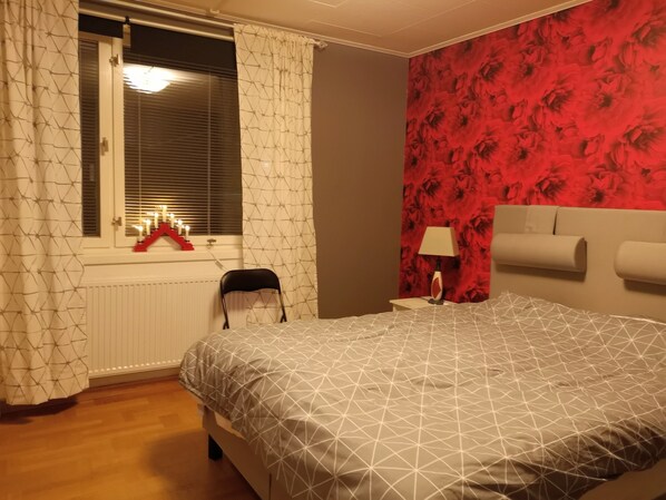 3 habitaciones, tabla de planchar con plancha, wifi y ropa de cama