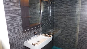 Shower, towels, shampoo