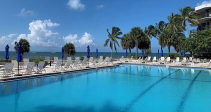 Poolside Breeze Retreat A103: 2 BR, 2 BA Condominium Ă Key West, pour 6 personnes