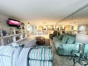 Smart TV, DVD player, ping pong, books - Poolside Breeze Retreat, Tropical flare, Key West spectacular getaway. (Key West)