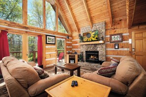 Smart TV, fireplace, video games - 3 king bedrooms with hot tub, pool table, arcade game, great location! (Sevierville)