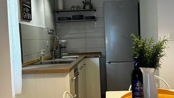 Frigorífico, placa de cocina, lavavajillas y cafetera o tetera