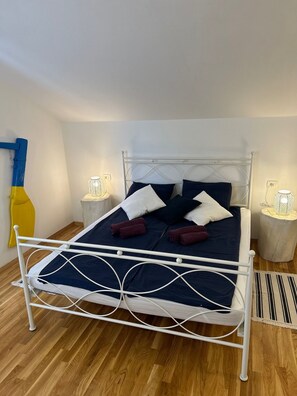 2 bedrooms, desk, free WiFi, bed sheets