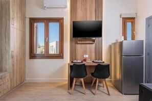 Superior Studio, Balcony (Double) | Television - Porto Orion Studios (Chania)