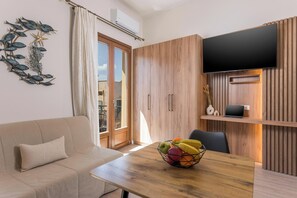 Estudi Deluxe, balcó | Sala d'estar | Televisor intel·ligent de 43 polzades amb canals per cable 