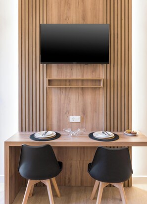 Classic Studio, Balcony, Courtyard View | Dining room - Porto Orion Studios (Chania)