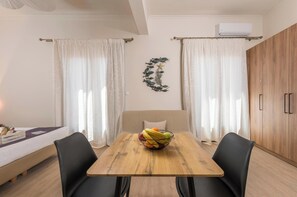 Superior Studio With Two Balconies | Esszimmer