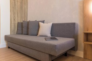 Estudi clàssic, balcó, vistes al pati | Sala d'estar | Televisor intel·ligent de 43 polzades amb canals per cable 