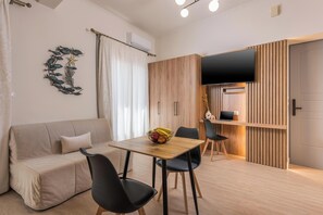 Superior Studio With Two Balconies | Olohuone | 43–tuumainen äly-TV, jossa kaapelikanavat