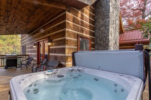 Bañera de hidromasaje al aire libre