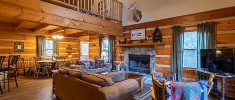 TV, caminetto, lettore DVD, tavolo da calcetto