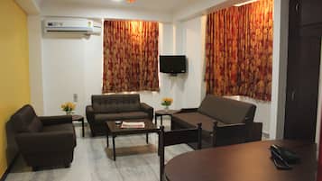 Deluxe Double or Twin Room, 1 Single Bed, Smoking, City View | Living area