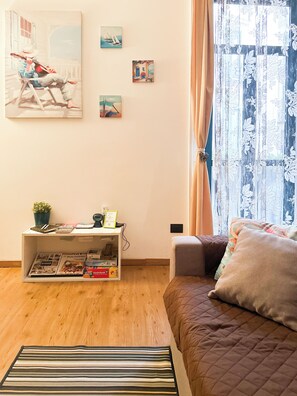 テレビ、DVD プレーヤー、書庫、ミュージックライブラリ