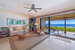 TV, DVD player, stereo - Spectacular Maui Family vacation home - 4 bedroom + den, 4 bath, AC, pool. (Lahaina)
