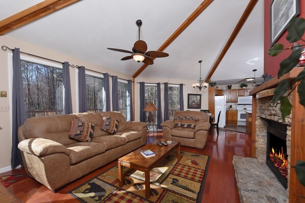 Smart TV, fireplace - Mountain views, hot tub, and heart shaped jacuzzi in a cozy 2BR! (GATLINBURG)