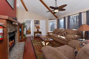 Een smart-tv en een open haard