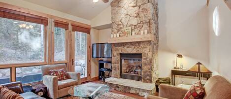 Televisión de pantalla plana y chimenea