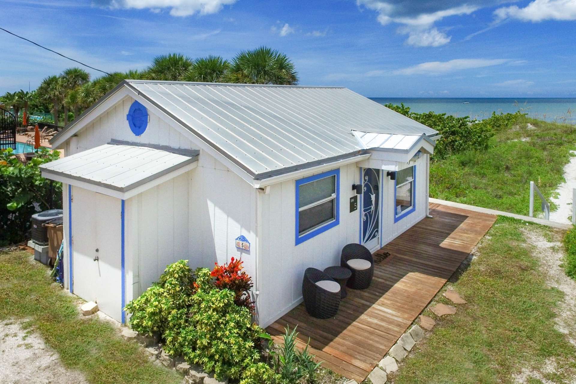 Cozy Cottage on the Beach! Pets Allowed! Free Wi-Fi, Roku, Sun Deck ~ Binnie's Beachfront Bungalow