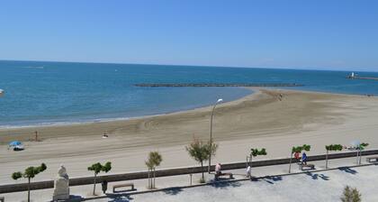 Erstaunliche Aussicht auf das Mittelmeer: Wohnung im 3. Stock mit offenem Balkon (für 4/6 Personen)