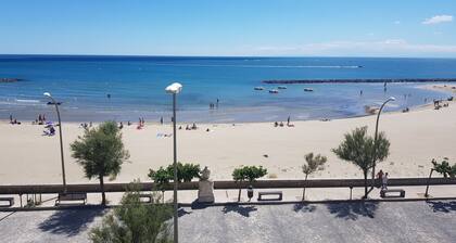 Incroyable vue sur la Méditerranée: appartement au 3Úme étage avec balcon ouvert (4/6 personnes)