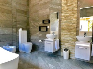 Villa Grand, 3 habitaciones | Baño | Tina y regadera independientes, tina profunda, regadera tipo lluvia 