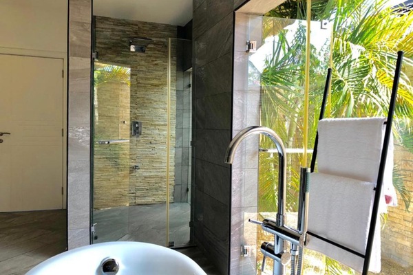 Grand Villa, 3 Bedrooms | Bathroom | Separate tub and shower, deep soaking tub, rainfall showerhead