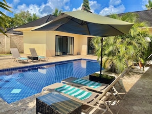Outdoor pool, pool umbrellas, pool loungers -  Grand Amber Villas Diani (Diani Beach)