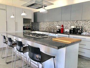 Villa | Cocina privada | Frigorífico, microondas, horno y placa de cocina