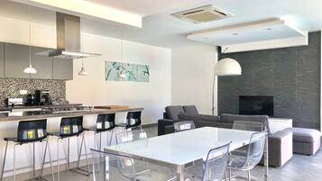 Villa | In-room dining
