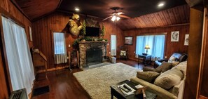 Televisie, een open haard, een dvd-speler en een stereo