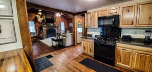 Fridge, microwave, oven, stovetop - Buzzard's Cabin - 1940's Mountain Charm Near Ohiopyle State Park (Farmington)