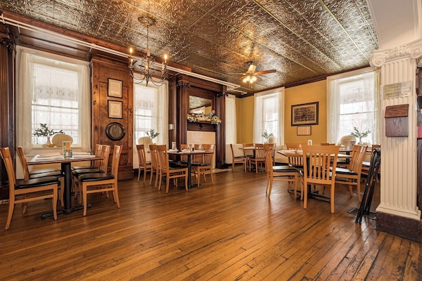 Make reservations to dine in by calling 724-329-8876 or receive chef-prepared meals delivered hot or stocked in your fridge before arrival at: bit.ly/vacation-ready-meals