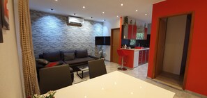 تلفزيون، مدفأة، ألعاب فيديو، مشغل دي في دي