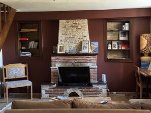 TV, fireplace