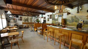 Bar (trong khuôn viên)