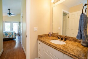 Kostenlose Toilettenartikel, Haartrockner, Handtücher