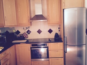 Fridge, microwave, oven, stovetop - Traditional House - 5 bedrooms in suite (Leiria)