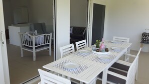 屋外ダイニングエリア