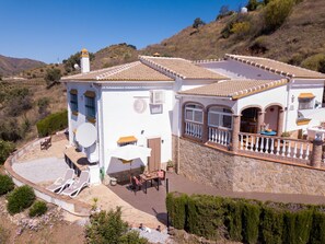 Exterior - Spacious villa and studios in Viñuela, close to the coast (Torre Del Mar) (Viñuela)