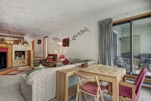 Een open haard, een dvd-speler en een stereo