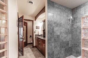 Combined shower/tub, jetted tub, hair dryer, towels