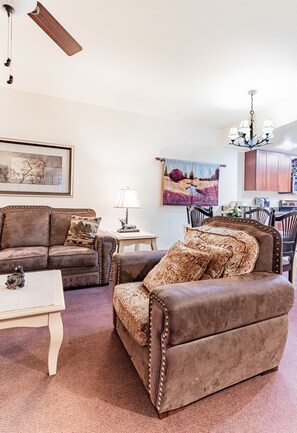 TV, fireplace, DVD player - Condo with breath-taking views ,indoor/outdoor pools ,workout room 5003 (Pigeon Forge)